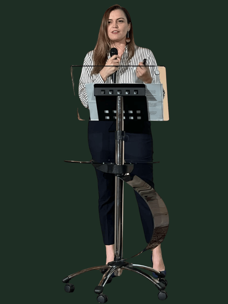Geanina Lupescu, psihoterapeut, vorbind la un eveniment